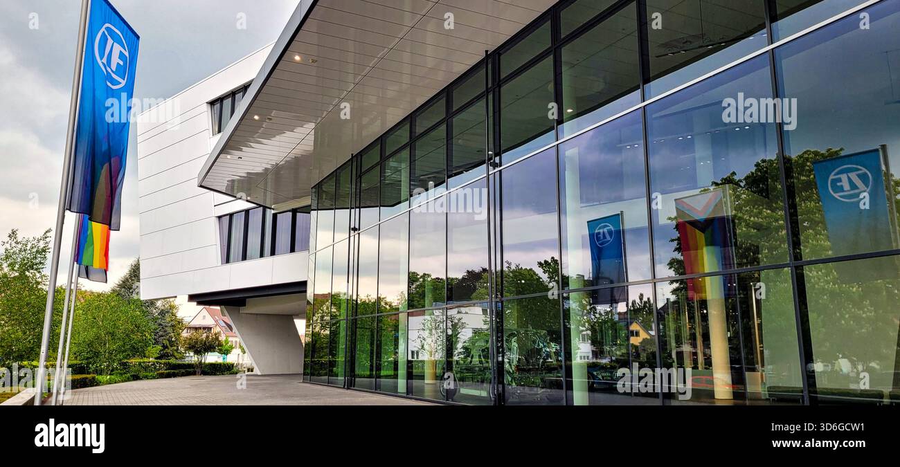 Friedrichshafen, Deutschland - 8. Mai 2024. Das moderne ZF Forum, der globale Hauptsitz des Technologieunternehmens ZF Friedrichshafen AG. ZF Unternehmen Stockfoto