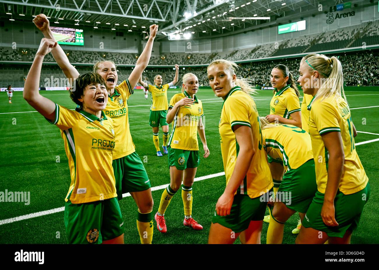 Stockholm, Schweden. November 2025. STOCKHOLM, SCHWEDEN 20251120Hammarbys #60 Asato Myagawa (R) feiert mit seinen Teamkollegen nach 1-1 Treffern während des Qualifikationsspiels der UEFA Women's Europa Cup zwischen Hammarby IF und AFC Ajax in der Stockholm Arena (3Arena) am 20. November 2025 in Stockholm, Schweden. Foto: Pontus Lundahl/TT/Code 10050 dieser Text ist automatisch übersetzt Credit: TT News Agency/Alamy Live News Stockfoto