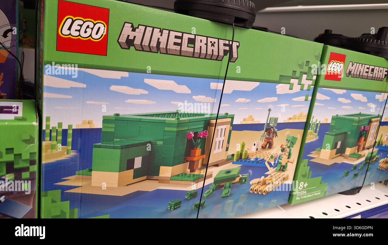 Russland, Moskau – 6. November 2025. Set-Box im LEGO Minecraft-Design mit einem kreativen Blockhaus und Figuren Stockfoto