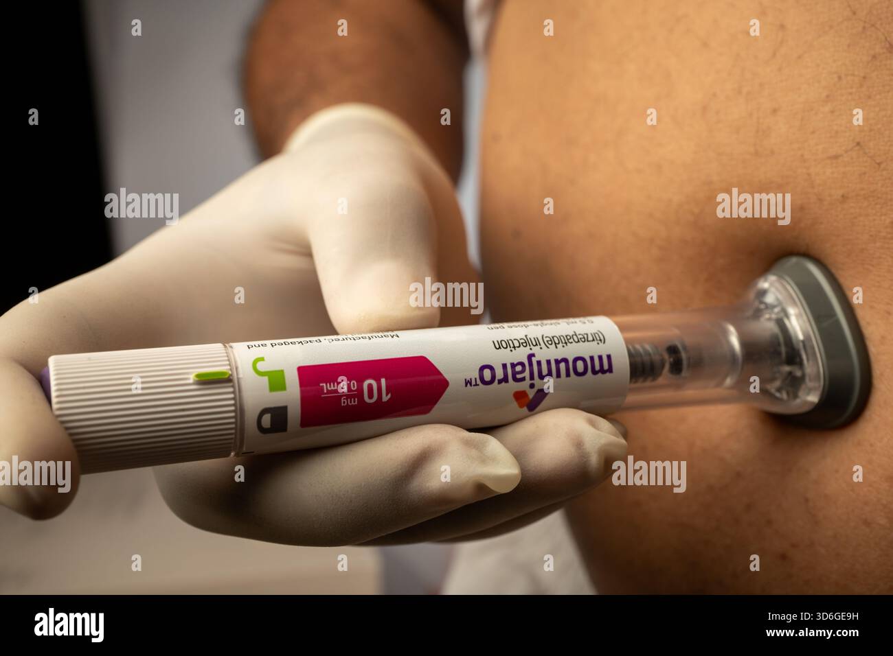 Medizintechnik: Autoinjektor voll niedergedrückt für chronische Erkrankungen und Gewichtsmanagement. Stockfoto