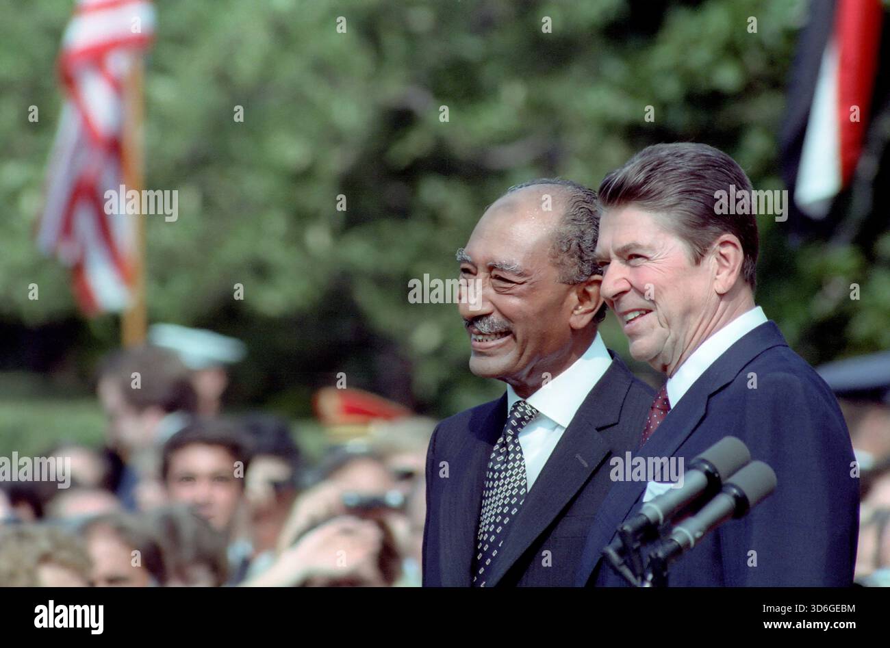 US-Präsident Ronald Reagan und ägyptischer Präsident Anwar El Sadat auf dem südlichen Rasen des Weißen Hauses bei der Ankunftszeremonie zu Ehren von Sadats Staatsbesuch, Washington, D.C., USA, Präsident Ronald Reagan White House Photographic Office, 5. August 1981 Stockfoto