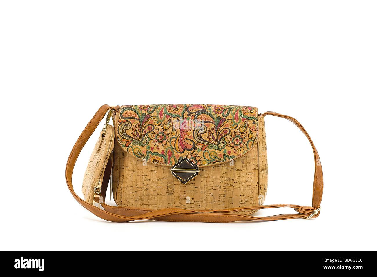 Eine Handtasche aus Kork mit auffälligen bunten Mustern, die vor weißem Hintergrund den Kontrast zwischen lebendigem Kunstwerk und natürlicher Korkstruktur unterstreicht. Stockfoto