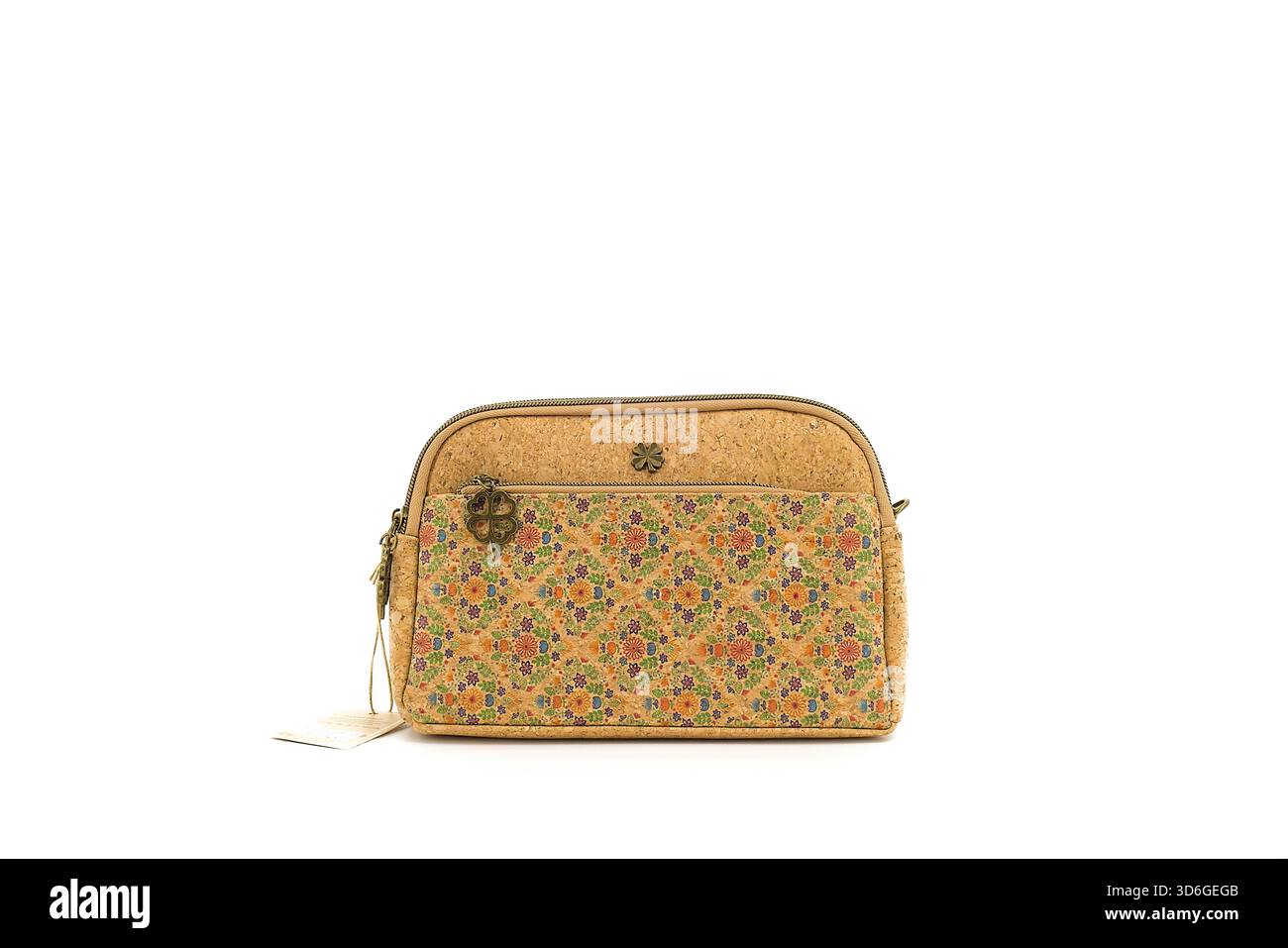 Eine Handtasche aus natürlichem Kork mit farbenfrohen Kunstwerken, die auf weißem Hintergrund gezeigt wird, um Textur, Form und lebendiges Design hervorzuheben. Stockfoto