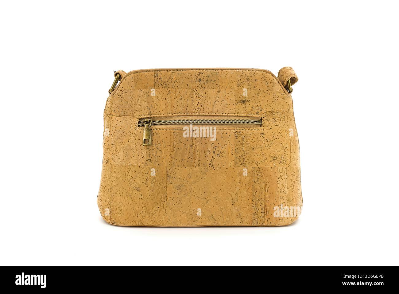 Eine Handtasche aus Kork mit auffälligen bunten Mustern, die vor weißem Hintergrund den Kontrast zwischen lebendigem Kunstwerk und natürlicher Korkstruktur unterstreicht. Stockfoto