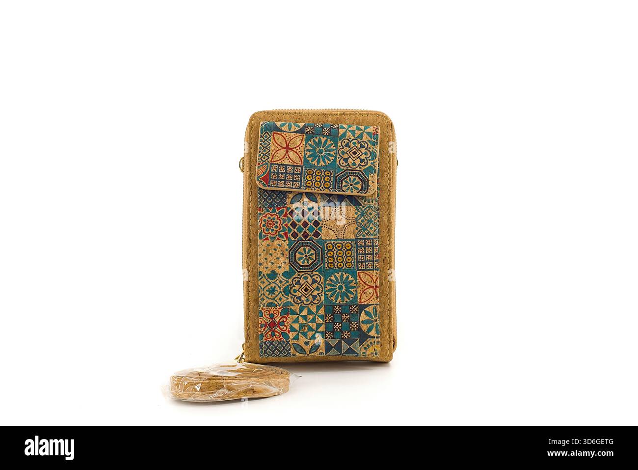 Eine Handtasche aus natürlichem Kork mit farbenfrohen Kunstwerken, die auf weißem Hintergrund gezeigt wird, um Textur, Form und lebendiges Design hervorzuheben. Stockfoto