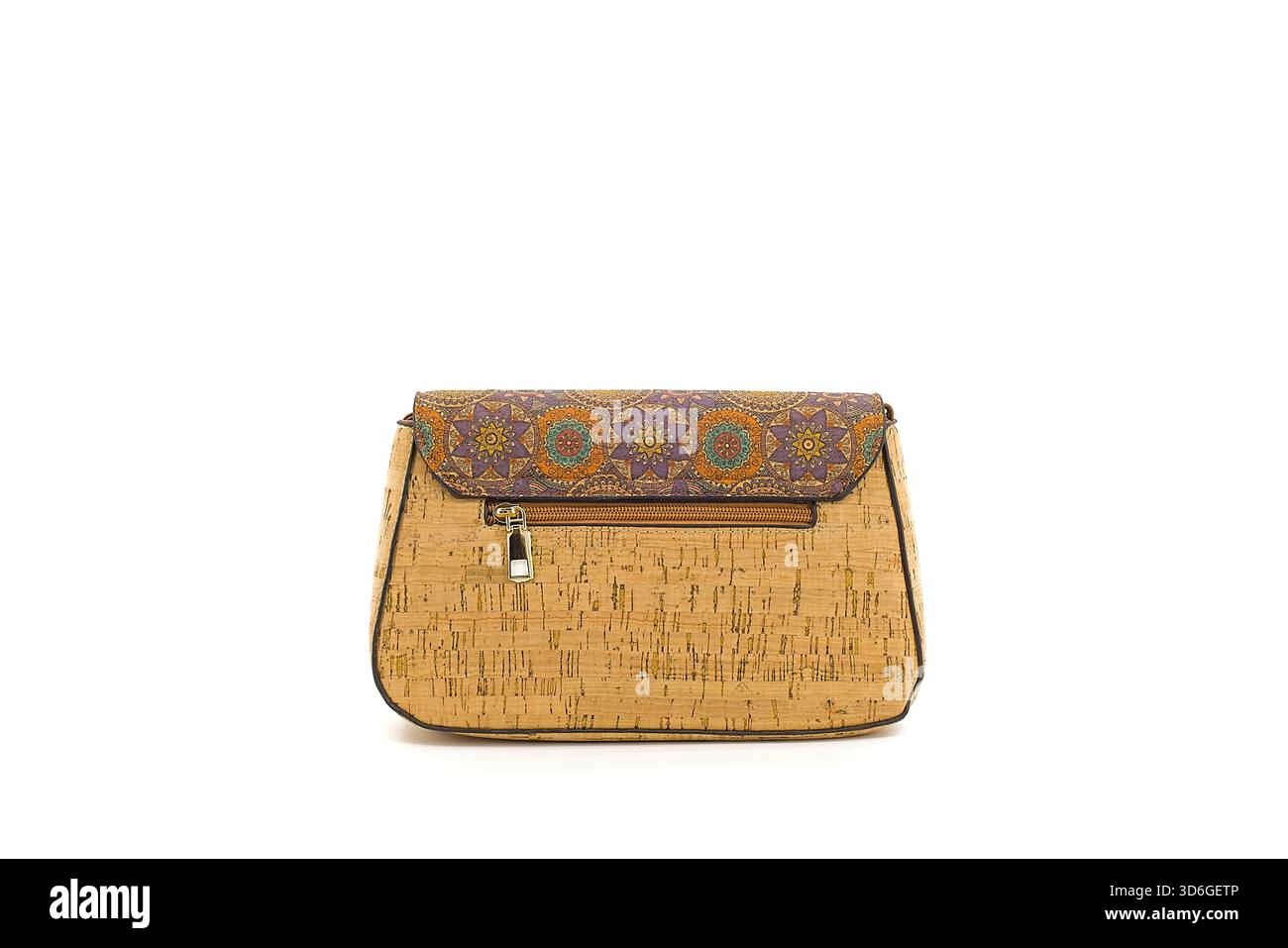 Eine Handtasche aus Kork mit auffälligen bunten Mustern, die vor weißem Hintergrund den Kontrast zwischen lebendigem Kunstwerk und natürlicher Korkstruktur unterstreicht. Stockfoto