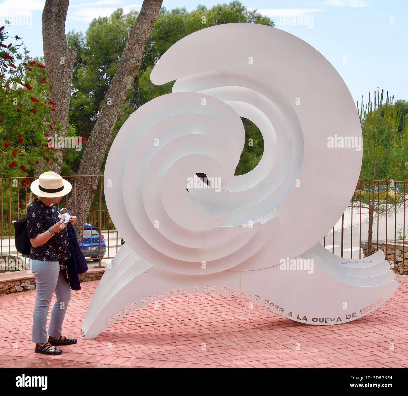 Premio Nacional Q 2023 Weißmetallskulptur von Carlos Mendes für hervorragende Tourismusdienstleistungen Höhlen von Nerja Maro Nerja Malaga Andalusien Spanien Stockfoto