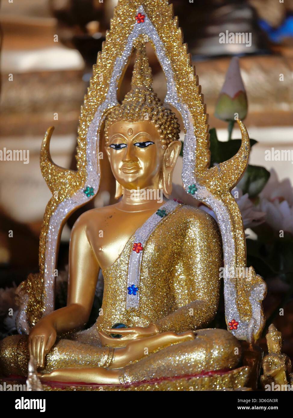 Wat Doi Suthep sitzende goldene Buddha-Statue umgeben von weißem und goldenem Halo. REDC und weiße Sterne zieren den weißen Halos. Ruhig, ruhig und nachdenklich. Stockfoto