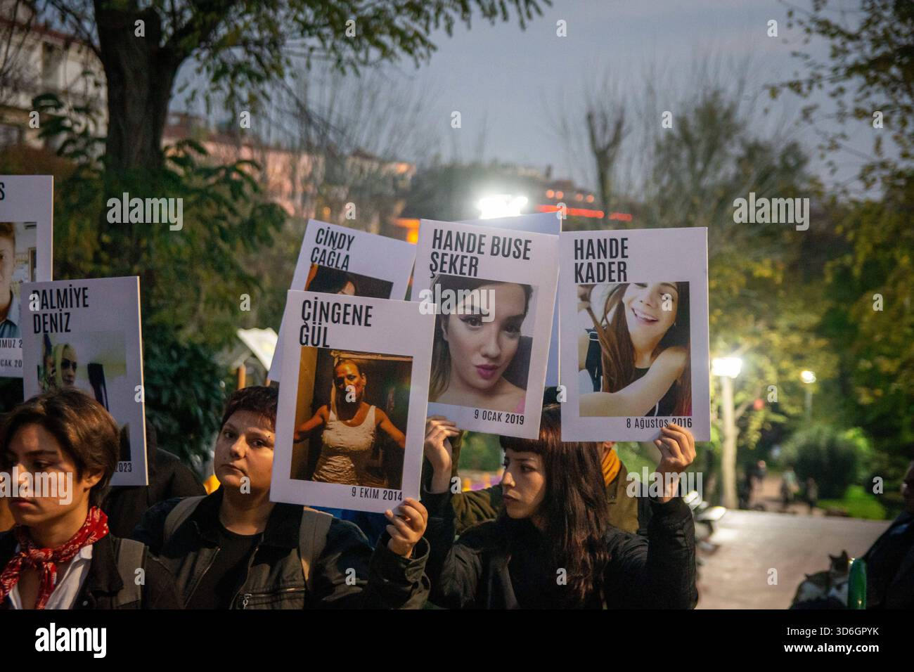 Istanbul, Türkei. November 2025. LGBTI-Unterstützer und Menschenrechtsverteidiger hielten Demonstrationen im Rahmen des "Trans Day of Remembrance Against Hassverbrechen" ab. Im Gedenken an die Namen der ermordeten Trans-Personen protestierten die Teilnehmer gegen systematische Praktiken wie Hausüberfälle, Zwangsvertreibung und eingeschränkten Zugang zu Hormonbehandlung. Der Transgender Day of Remembrance (TDoR) wird jährlich am 20. November weltweit begangen, um Transgender-Personen zu ehren, die durch Anti-Trans-Gewalt und Hassverbrechen verloren wurden. (Kreditbild: © Abdullah Tepeli/ZUMA Press Wire) NUR REDAKTIONELLE VERWENDUNG! Nicht für kommerzielle ZWECKE! Stockfoto