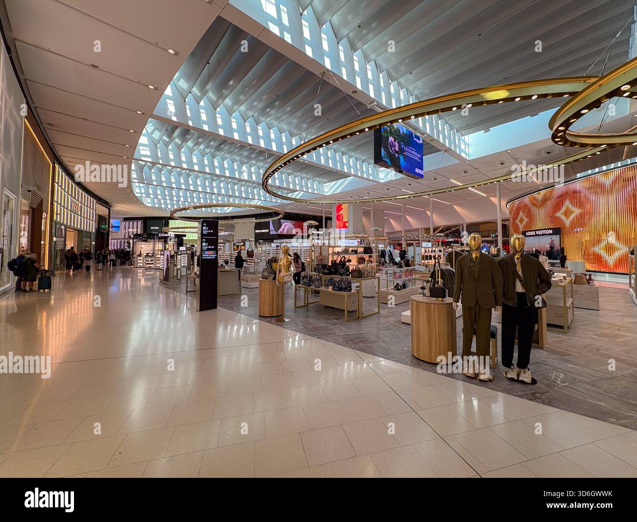 Duty-Free-Einkaufshalle am Flughafen Sydney. Mit luxuriösen Einzelhandelsgeschäften, moderner Architektur mit Oberlichtern und Ambient-Beleuchtung, die die Th präsentiert Stockfoto
