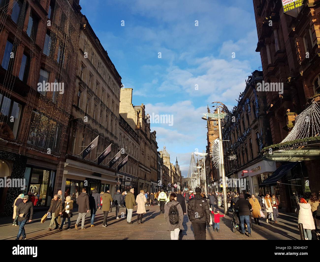 Leute, die in einer Einkaufsstraße laufen - Buchanan Street in Glasgow, Schottland Stockfoto