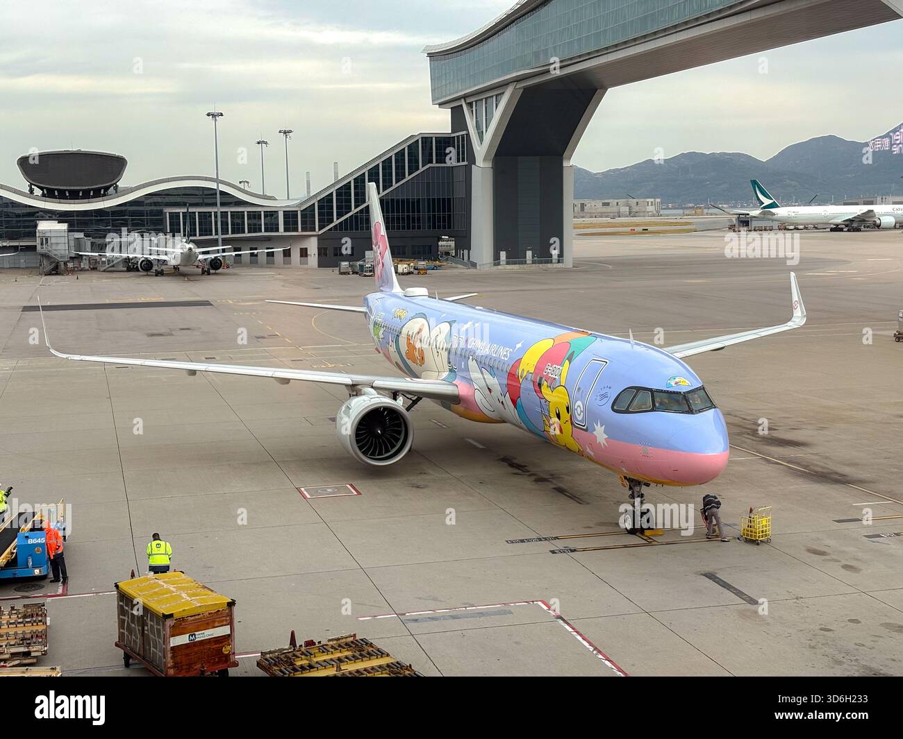 China Airlines Pikachu Jet CI Airbus A321neo, mit einer speziellen Pokémon-Lackierung, parkt auf dem Asphalt am Hong Kong International Airport mit Boden Stockfoto