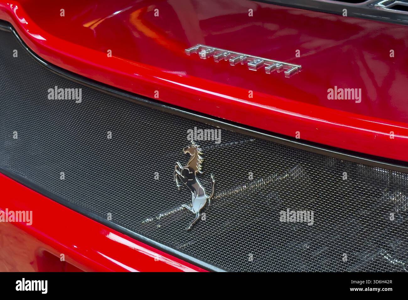 Close-up-Ausschnitt am roten Heck des Sportwagens Supercar Ferrari mit Logo-Markenzeichen des Luxuswagenherstellers Springpferd Cavallino Stockfoto