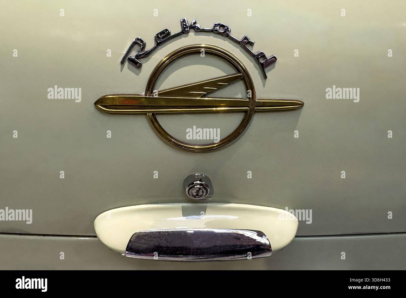 Historisches Logo-Emblem des Oldtimers Opel Rekord, Techno Classica, Essen, Deutschland Stockfoto