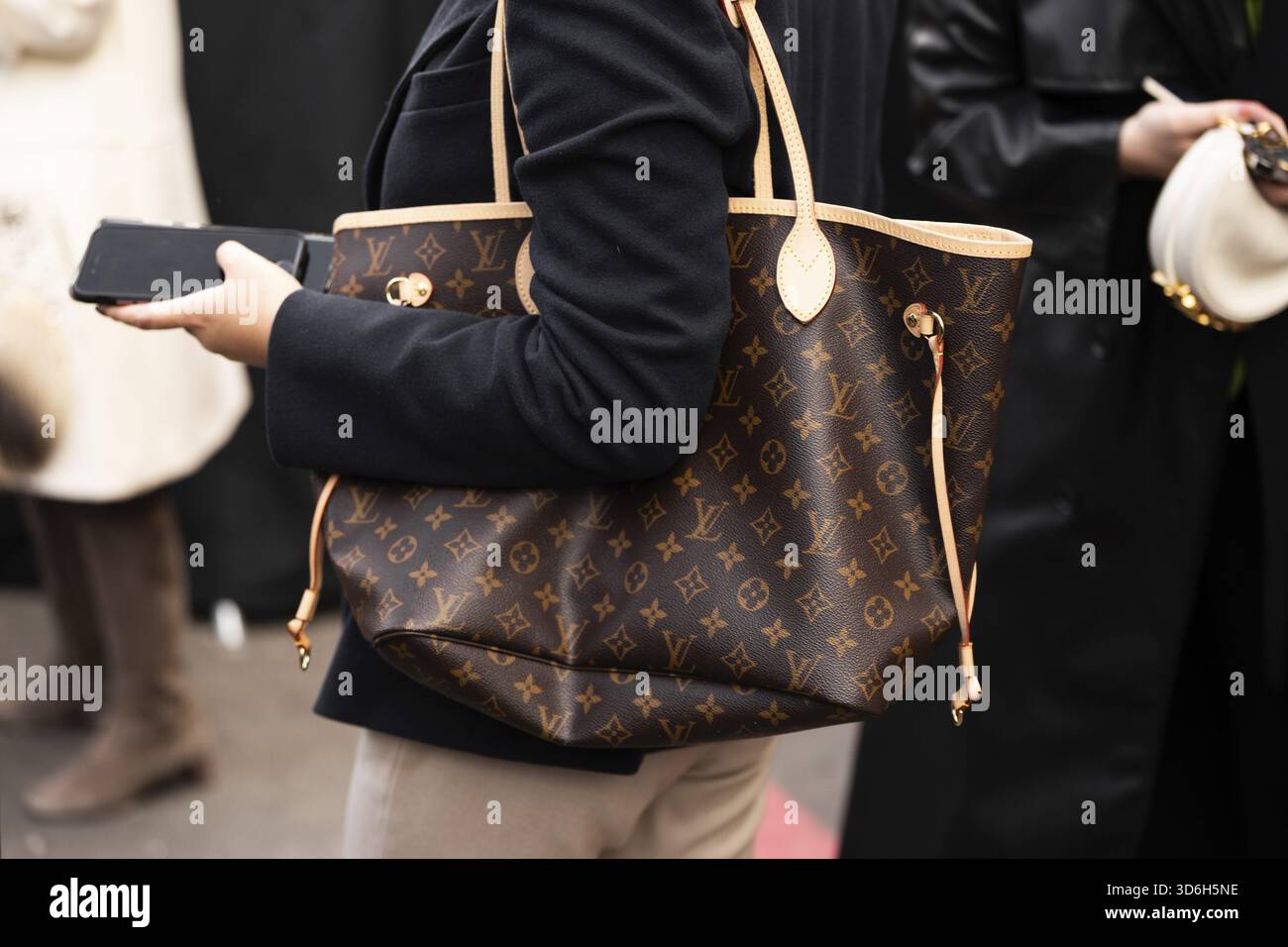 Mailand, Italien - 25. Februar 2024: Frau trägt Louis Vuitton Tasche, Details zum Outfit der Mode-Bloggerin, Street-Style Stockfoto