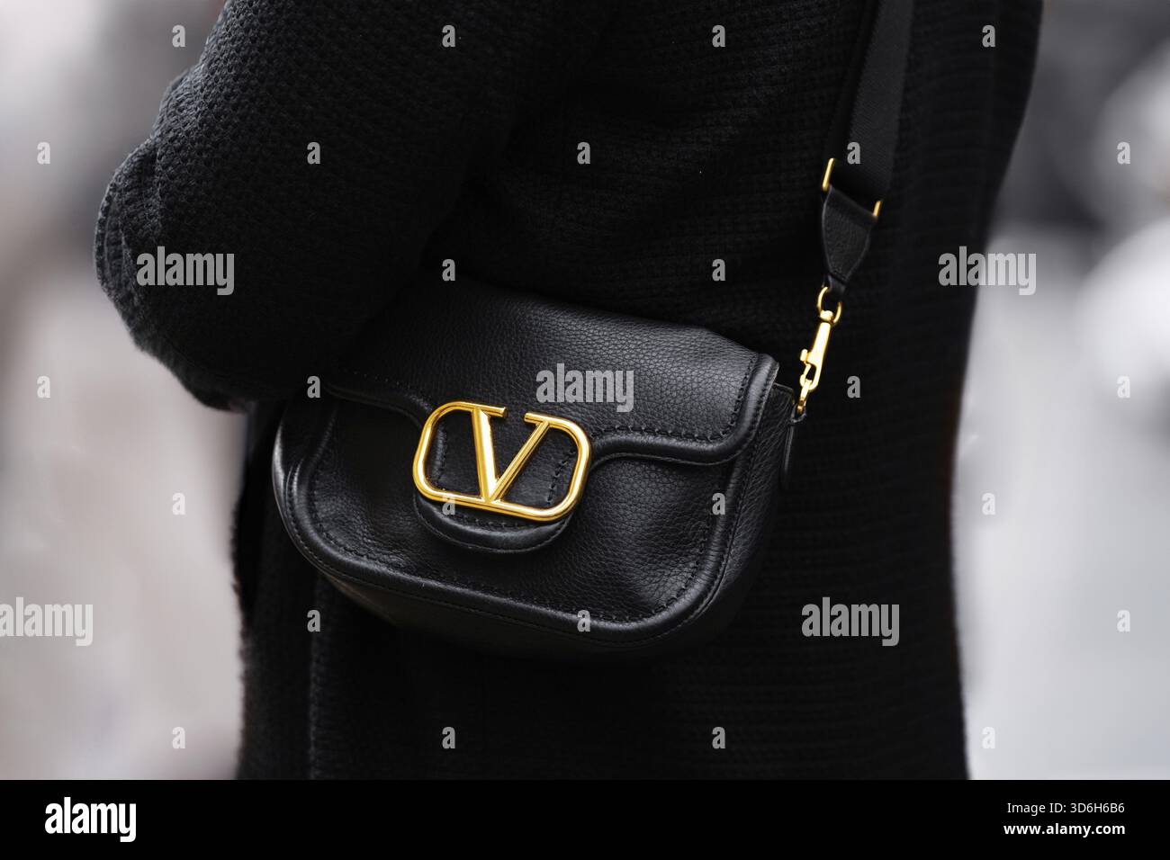 Mailand, Italien - 25. Januar 2024: Frau trägt Valentino, Details des Outfits der Mode-Bloggerin, Street-Style Stockfoto