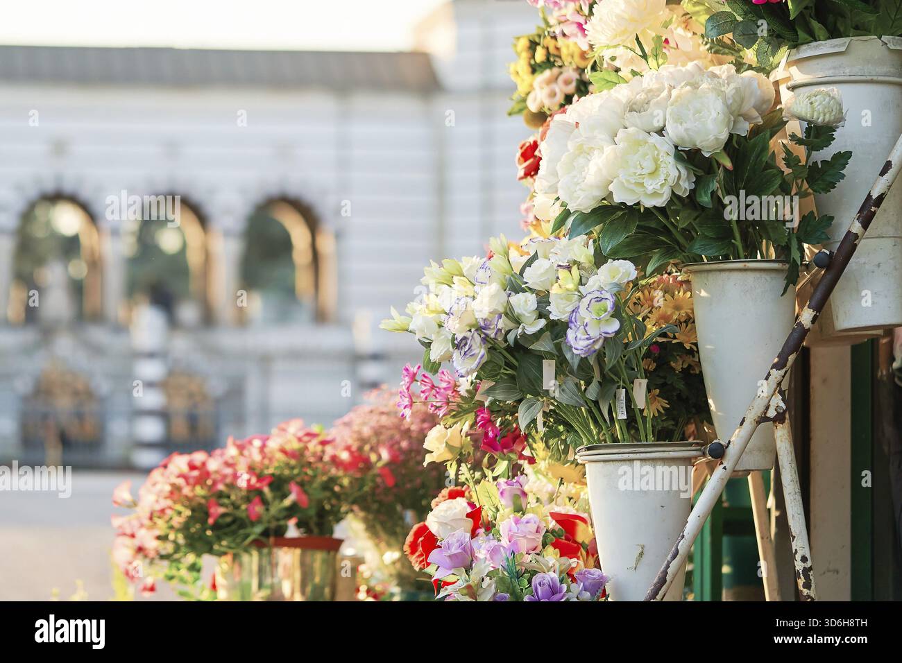 Blumenmarkt im Freien mit Rosen, Pfingstrosen und Lilien. Straßenladen mit frischen Blumen in der historischen Innenstadt. Mailand, Italien Stockfoto