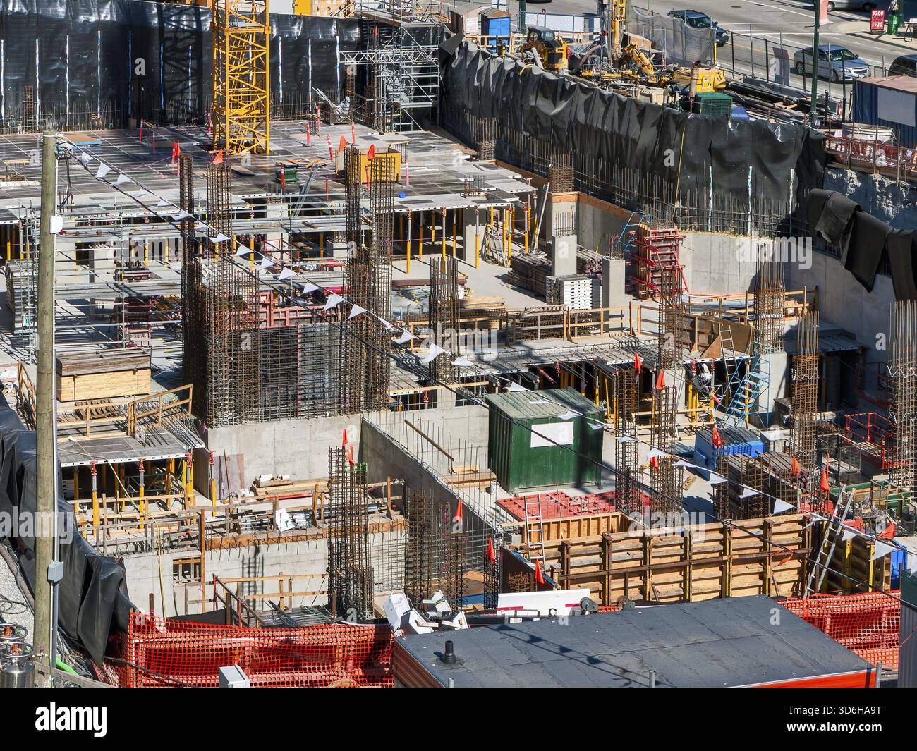 Gründungsgrube des Hochhauses unter Konstruktion. Tiefgaragenbau Stockfoto