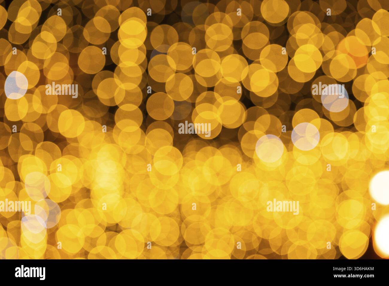 Goldene Bokeh-Lichter für festliche Hintergründe und Weihnachtsfeiern Stockfoto