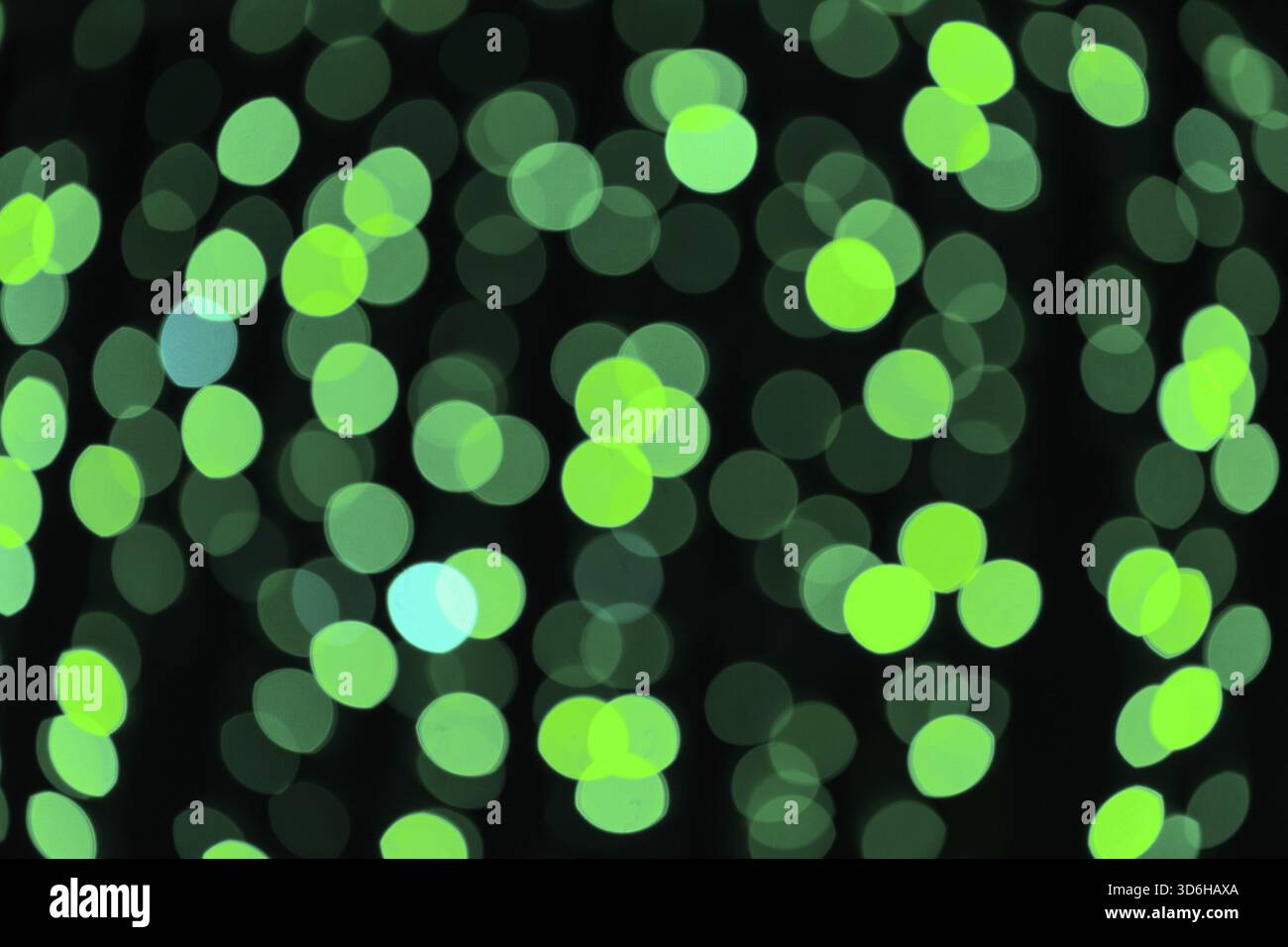 Leuchtend grüne Bokeh-Lichter für festliches und kreatives Hintergrunddesign Stockfoto