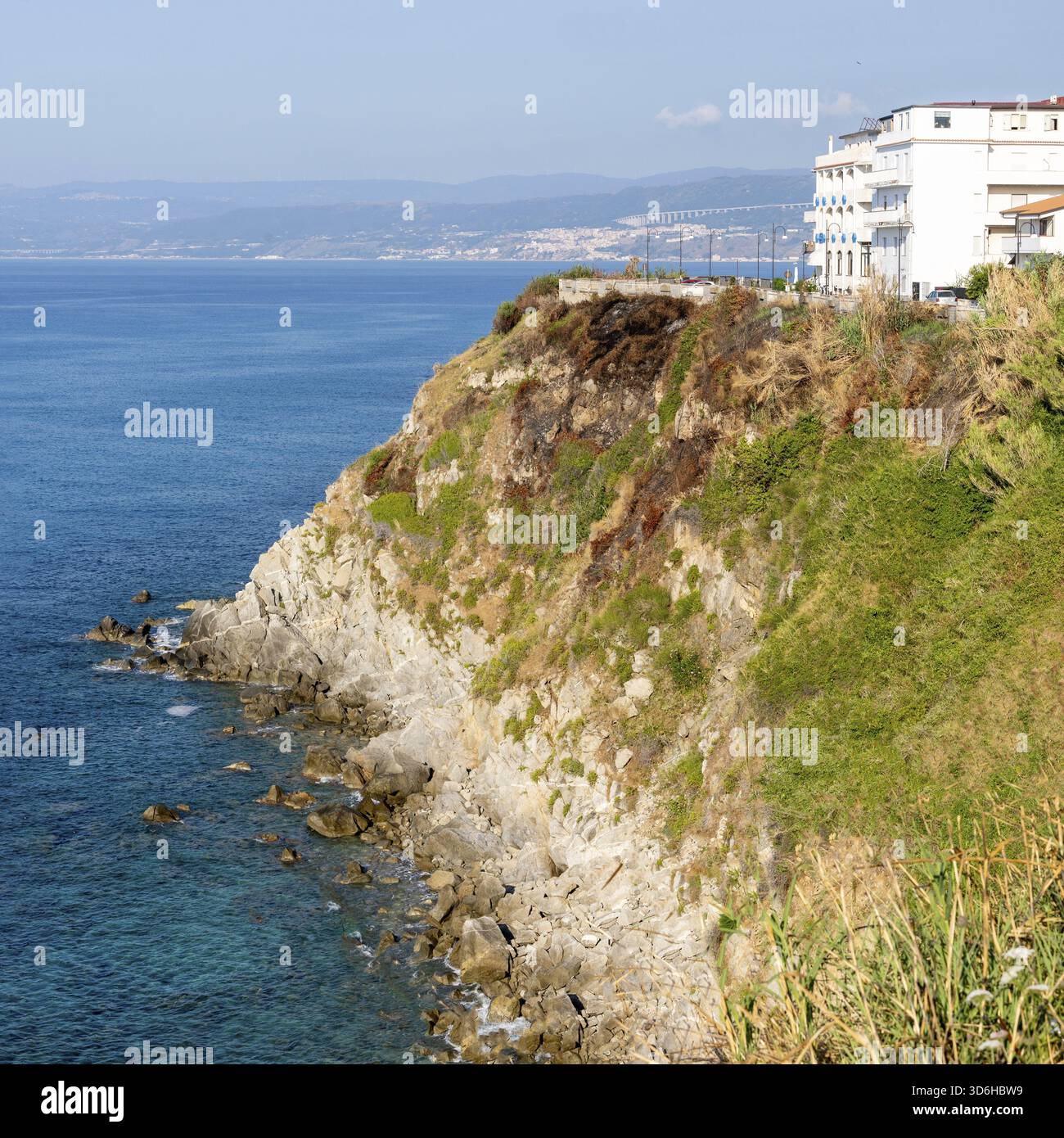 Blick auf die Küste in Süditalien. Malerische Aussicht von der obersten Klippe mit Blick auf das Meer. Kalabrische Küste mit erodierten Klippen am Strand Stockfoto