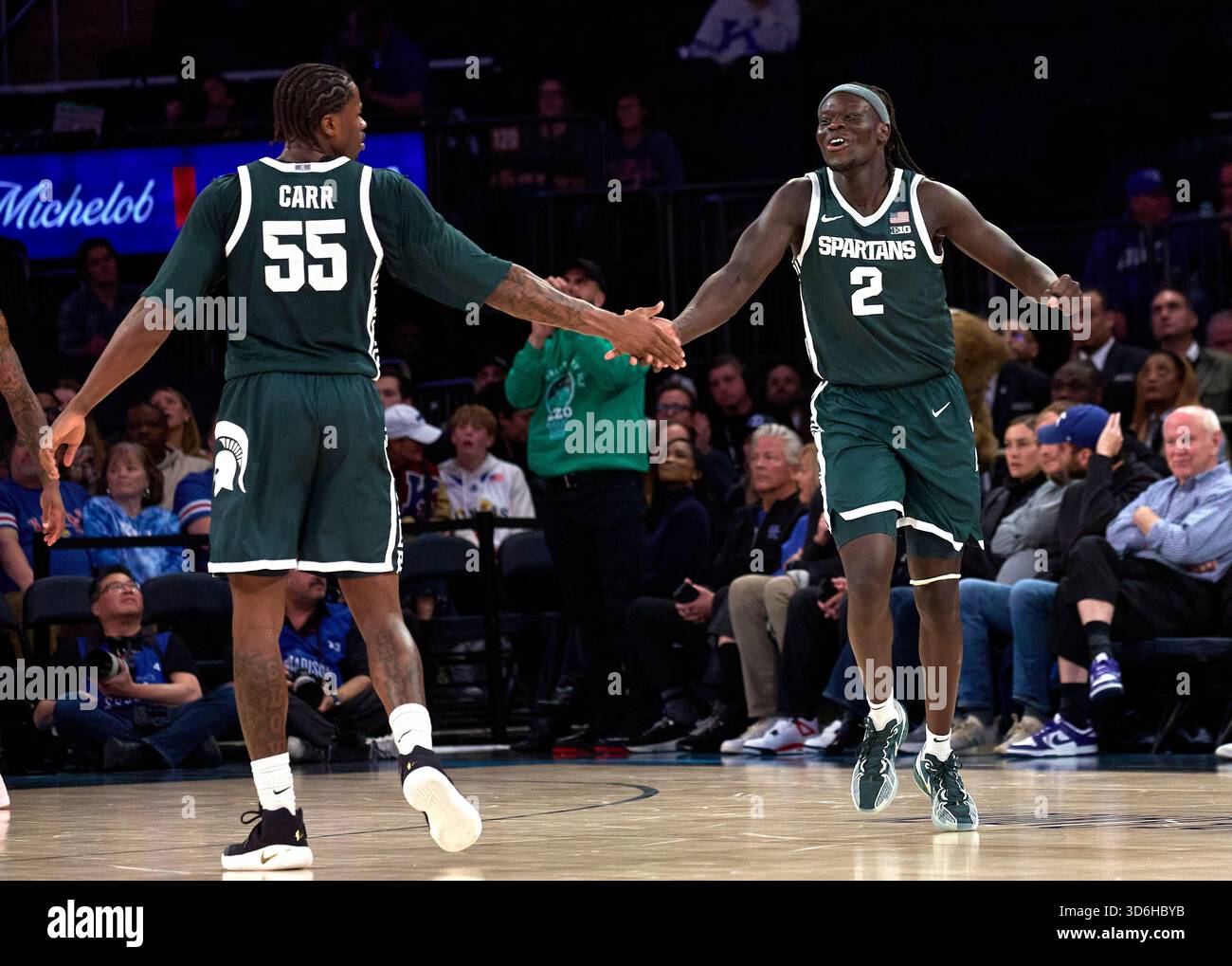 New York, Usa. November 2025. Kur Teng (2) feiert mit seinem Teamkollegen Coen Carr (55), nachdem er am Dienstag, den 18. November 2025, beim State Farm Champions Classic im Madison Square Garden in New York City einen Dreier gegen die Kentucky Wildcats gemacht hat. Duncan Williams/CSM/SIPA USA (Bild: © Duncan Williams/Cal Sport Media/SIPA USA) Credit: SIPA US/Alamy Live News Stockfoto