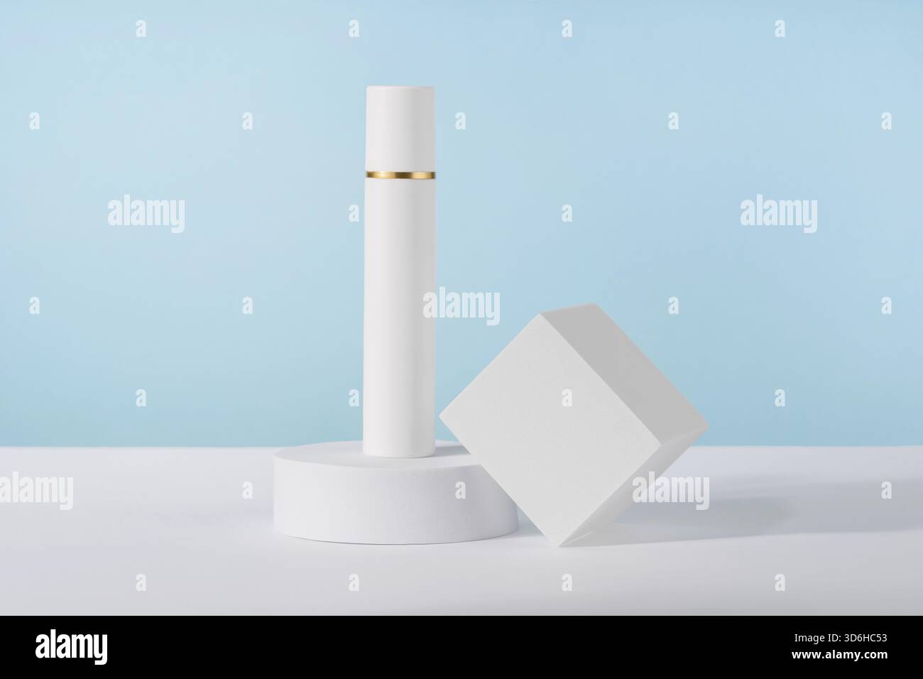 Kosmetischer Luxus-Creme-Flaschenmockup auf blauem Hintergrund auf dem Podest. Verpackung für Kosmetikprodukte ohne Marke. Modell der Produktpräsentation. Lo Stockfoto
