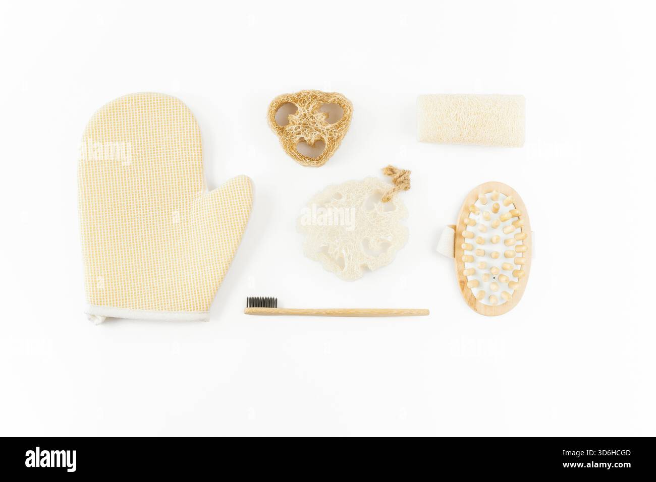 Set aus nachhaltigen Toilettenartikeln und Badezimmerprodukten auf weißem Hintergrund, flach gelegt. Umweltfreundliches Konzept Stockfoto