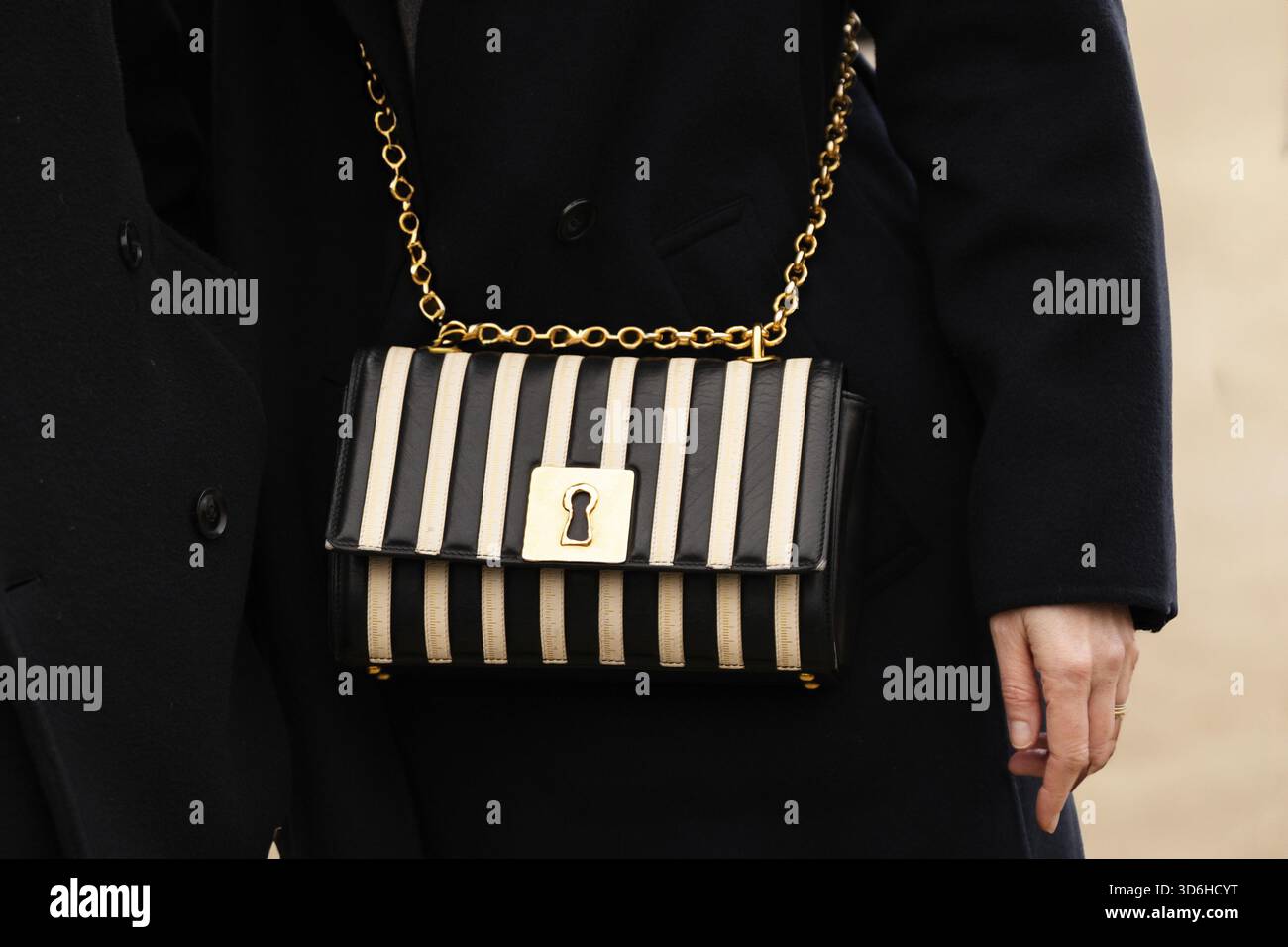 Paris, Frankreich - 22. Januar 2024: Frau trägt Schiaparelli Schiap-Tasche, Details zum Outfit der Mode-Bloggerin, Street-Style Stockfoto