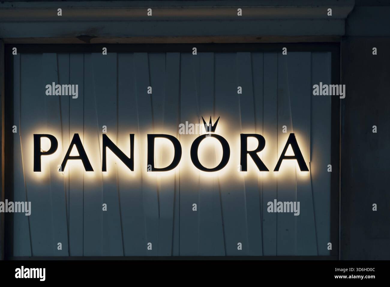 Pandora Markenlogo des Geschäfts. Pandora ist ein dänischer Schmuckhersteller und -Händler. Bergamo, Italien - 29.12.2019 Stockfoto