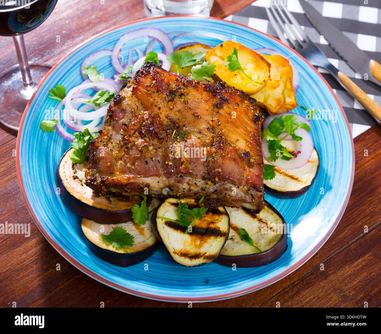 Gebratenes schweinefleisch carre mit Gemüse Stockfoto