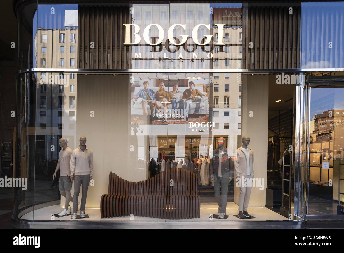 Mailand, Italien - 08. April 2025: Außenansicht des Boggi Milano Stores mit moderner Herrenmode und Schaufensterpuppen. Modegeschäft in Mailand mit Markenzeichen Stockfoto