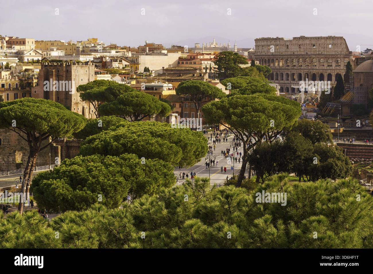 Rom, Italien - 09.12.2022: Panoramablick auf das antike und moderne Rom mit berühmten Wahrzeichen, Blick auf das Kolosseum Stockfoto