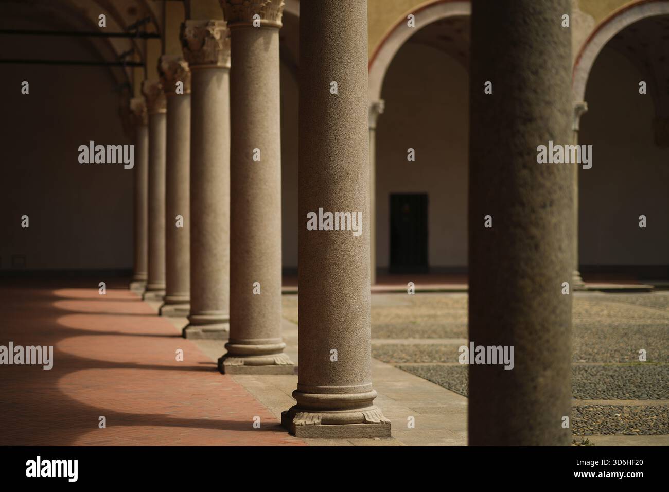 Mailand, Italien - 01.07.2024: Mittelalterlicher Innenhof im Mailänder Castello Sforzesco, auch bekannt als Schloss Sforza Stockfoto