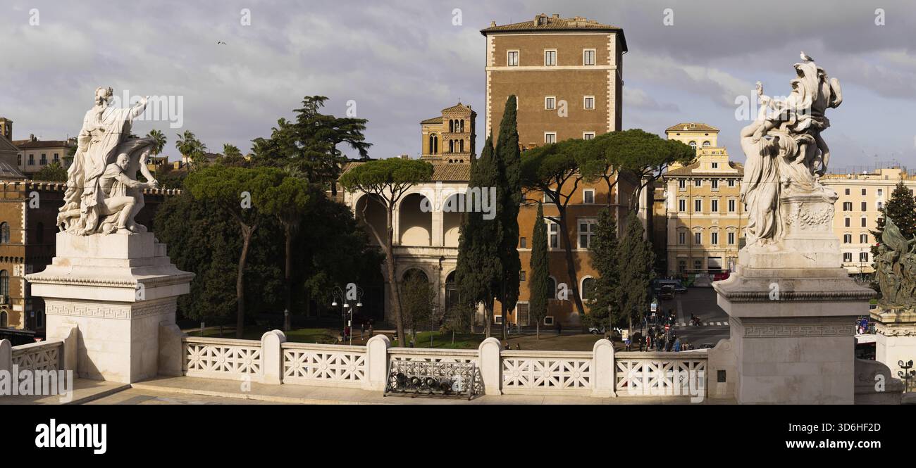 Rom, Italien - 09.12.2022: Palazzo Venezia. Panoramablick auf das historische Rom mit antiken Statuen und Architektur Stockfoto