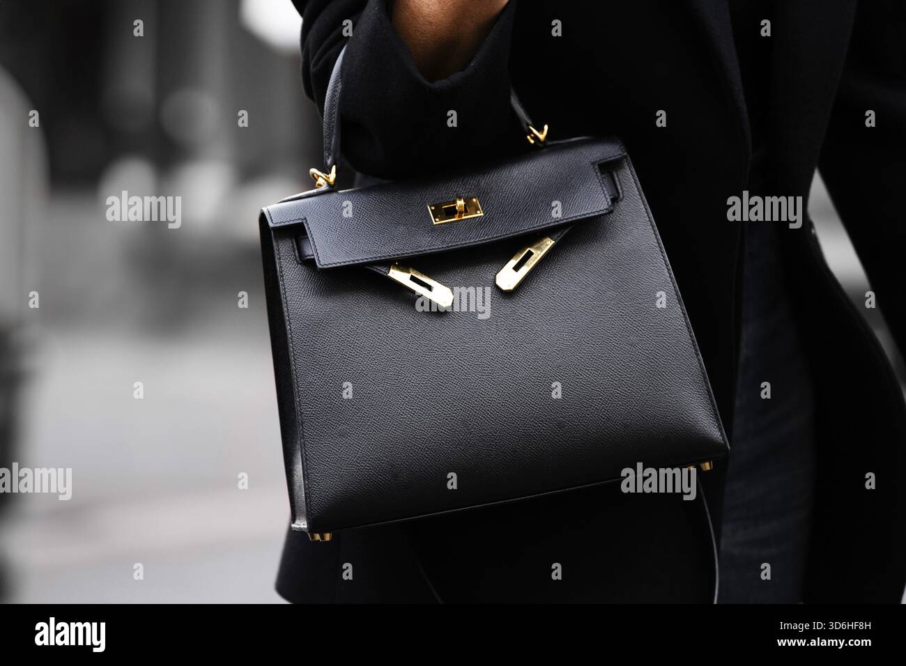 Paris, Frankreich - 29. Februar 2024: Frau trägt Tasche von Hermes Kelly, Details zum Outfit der Mode-Bloggerin, Street-Style Stockfoto