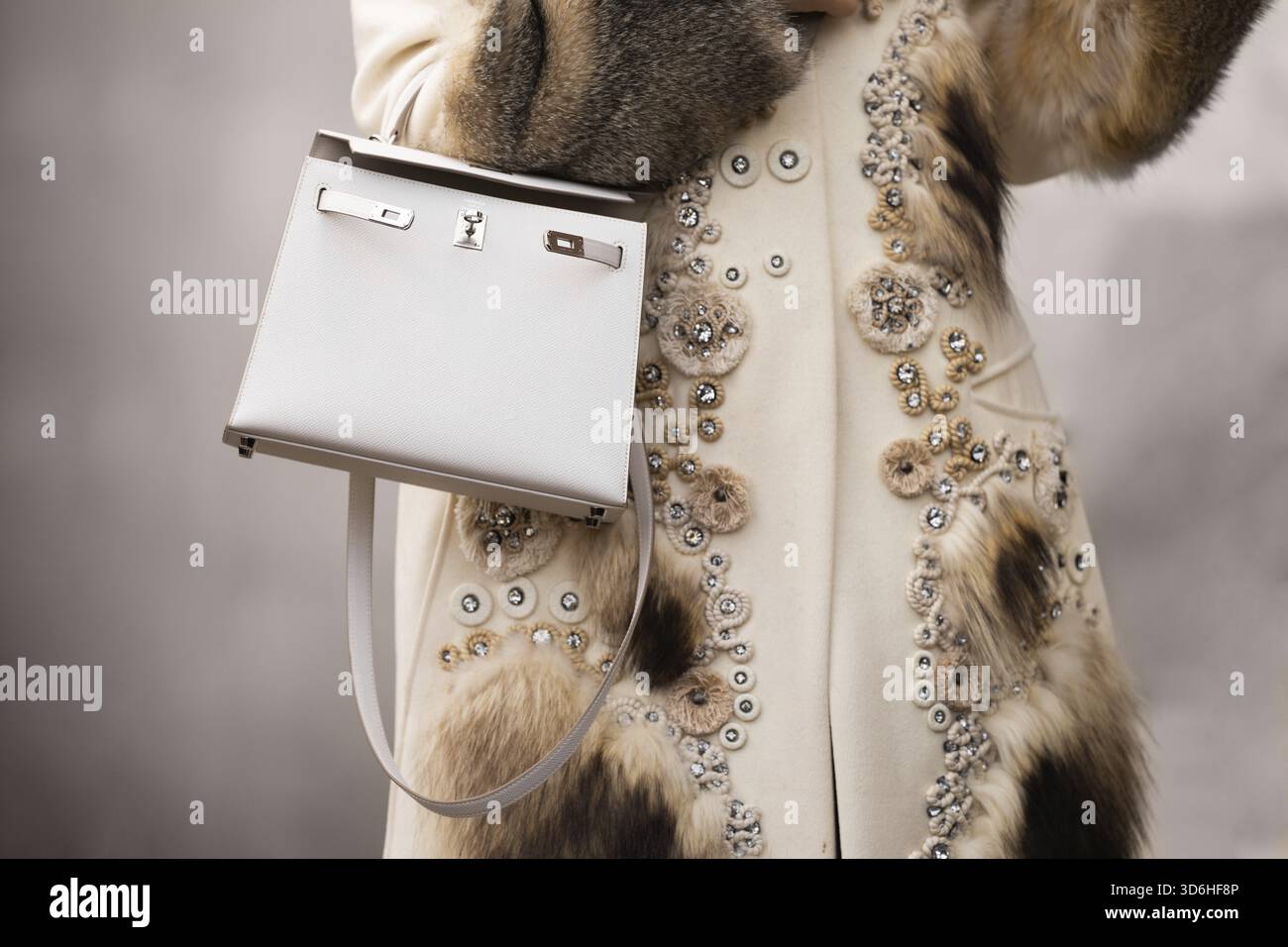 Paris, Frankreich - 29. Februar 2024: Frau trägt Tasche von Hermes Kelly, Details zum Outfit der Mode-Bloggerin, Street-Style Stockfoto