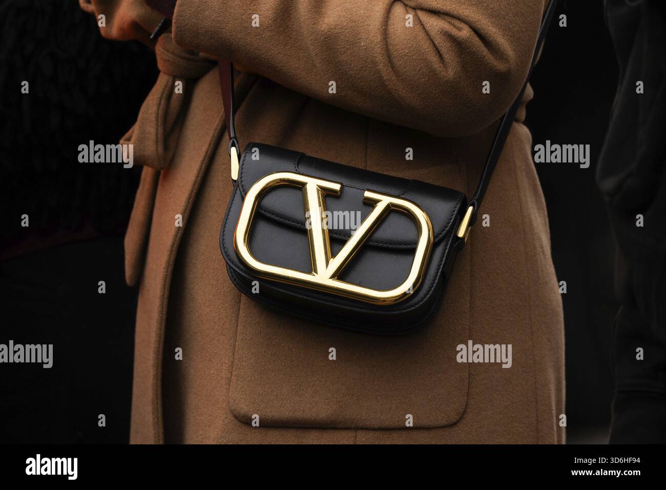 Mailand, Italien - 25. Januar 2024: Frau trägt Valentino, Details des Outfits der Mode-Bloggerin, Street-Style Stockfoto