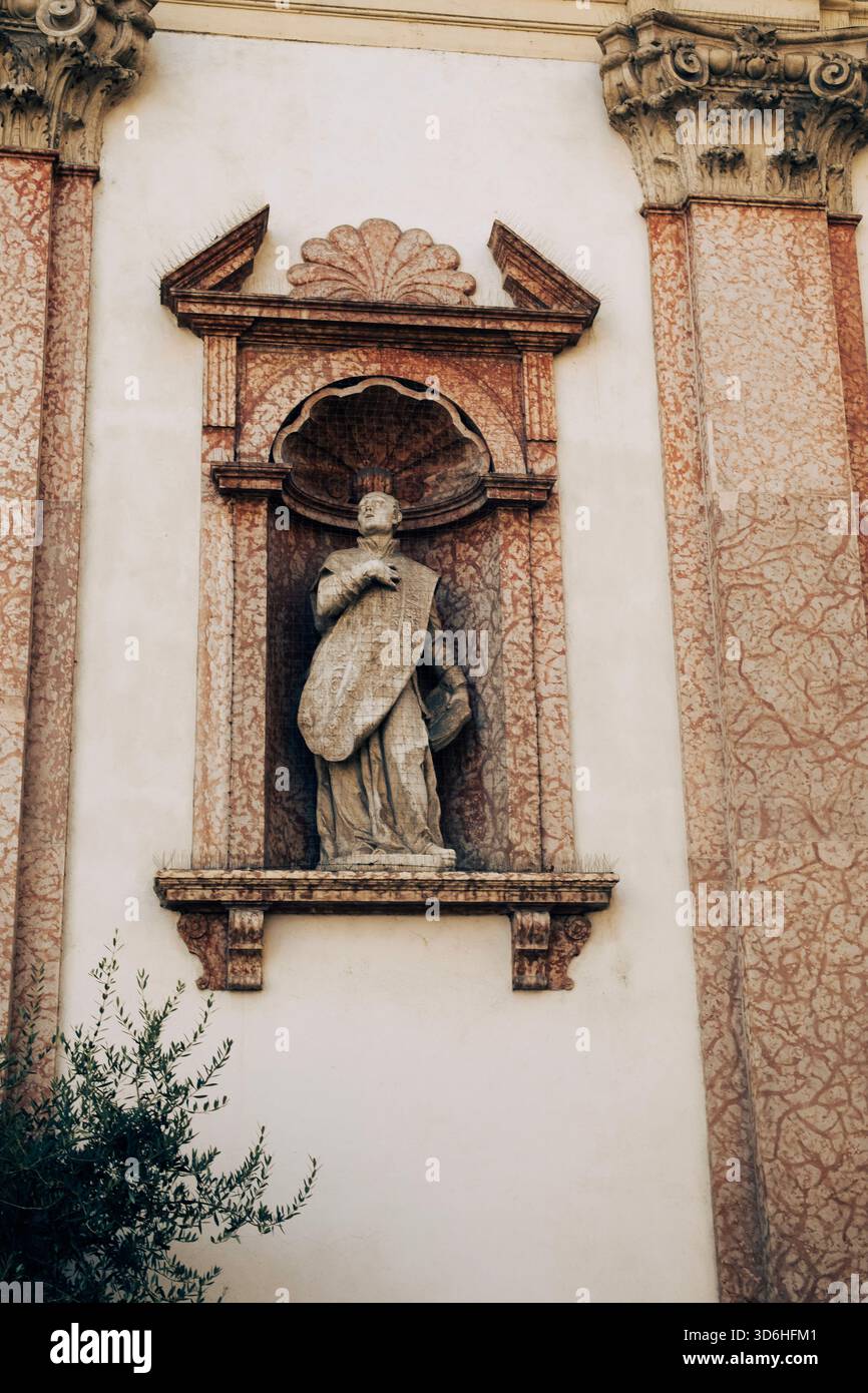 Statue des heiligen Ignatius von Loyola an der Fassade der Kirche San Francesco Saverio in Trient, Norditalien Stockfoto