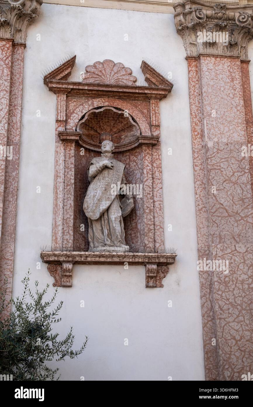 Statue des heiligen Ignatius von Loyola an der Fassade der Kirche San Francesco Saverio in Trient, Norditalien Stockfoto