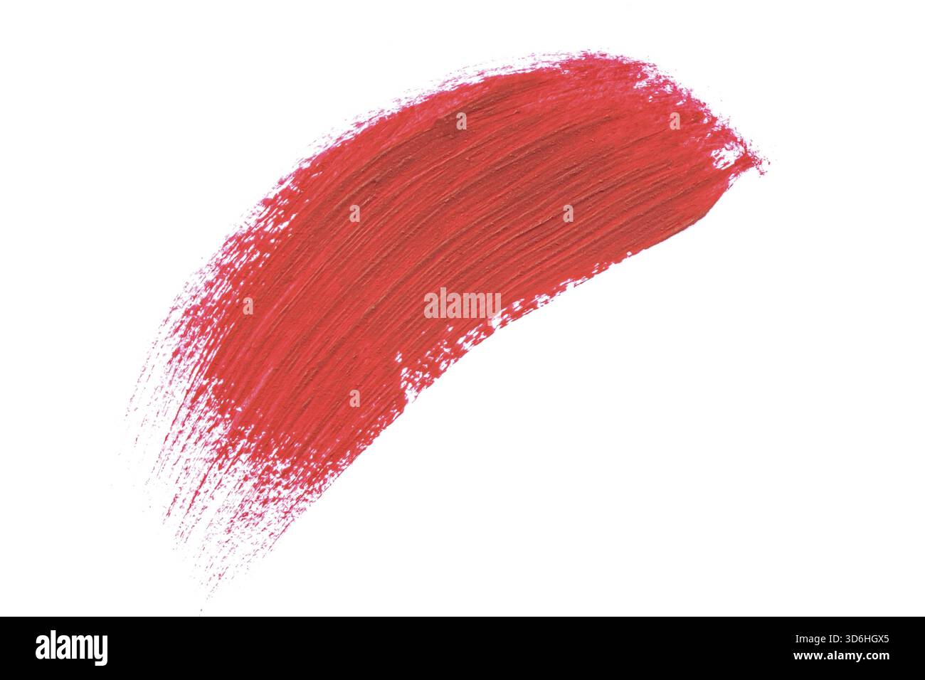 Rote, verschmierte Lippenstiftprobe isoliert auf weißem Hintergrund. Schönheitsgesicht Make-up, Nahaufnahme. Make-up cremige Textur. Schönheitsprodukte verschmieren Nahaufnahme. Stockfoto