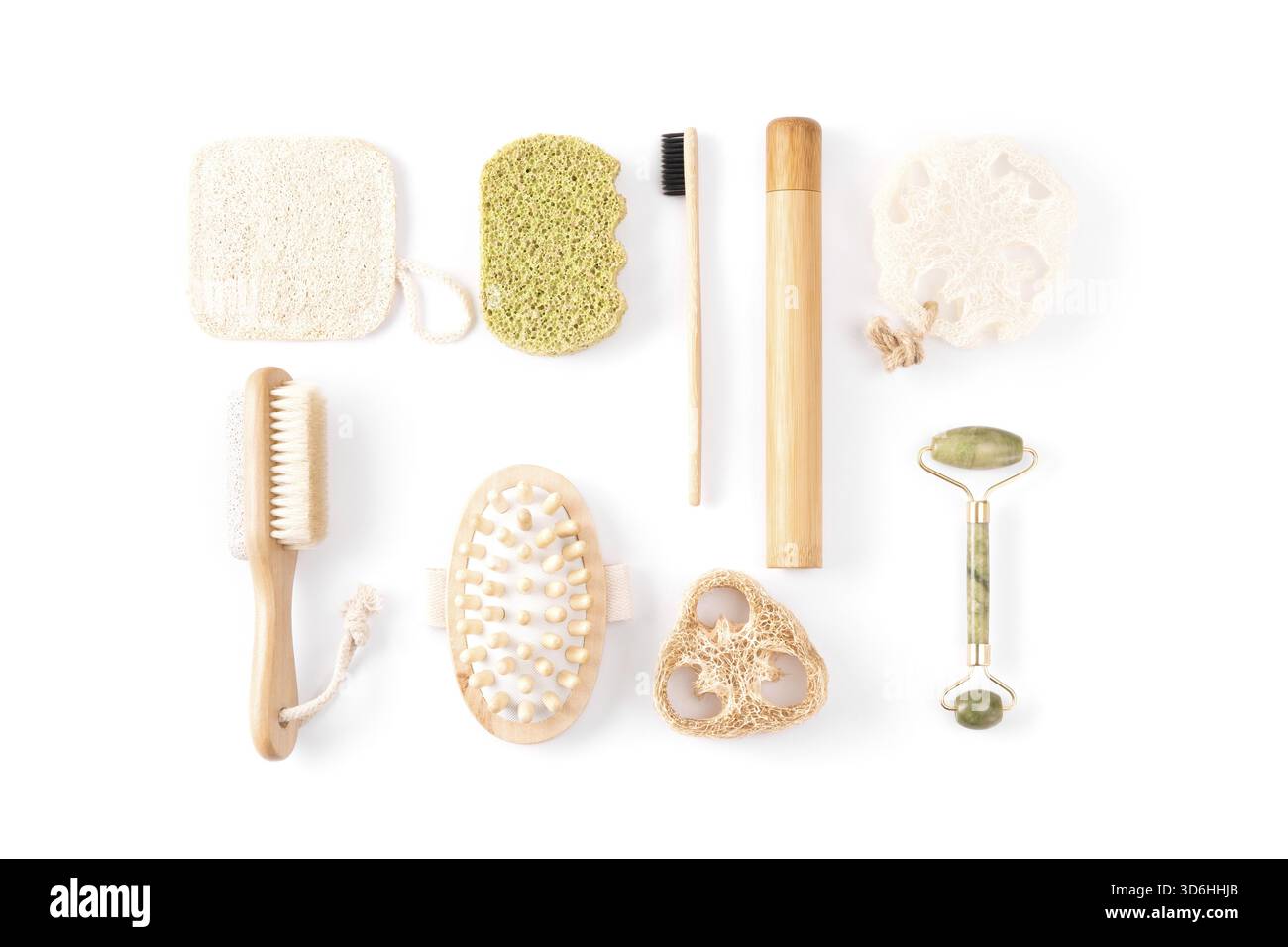 Kosmetikprodukte ohne Abfall auf weiß. Set von umweltfreundlichen Badezimmerzubehör, Badewerkzeug, natürliche Bambuszahnbürste, Schwamm. Kunststofffrei. Sust Stockfoto