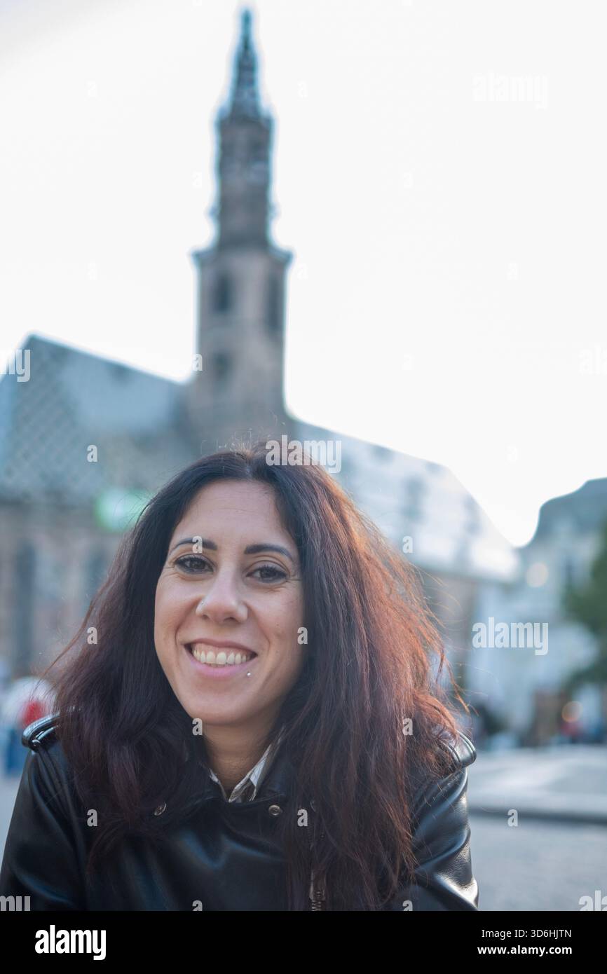 Schöne Frau mit langen Haaren schwarz dargestellt auf der Piazza Walther im historischen Zentrum von Bozen, Norditalien. Die Frau ist 39 Jahre alt Stockfoto