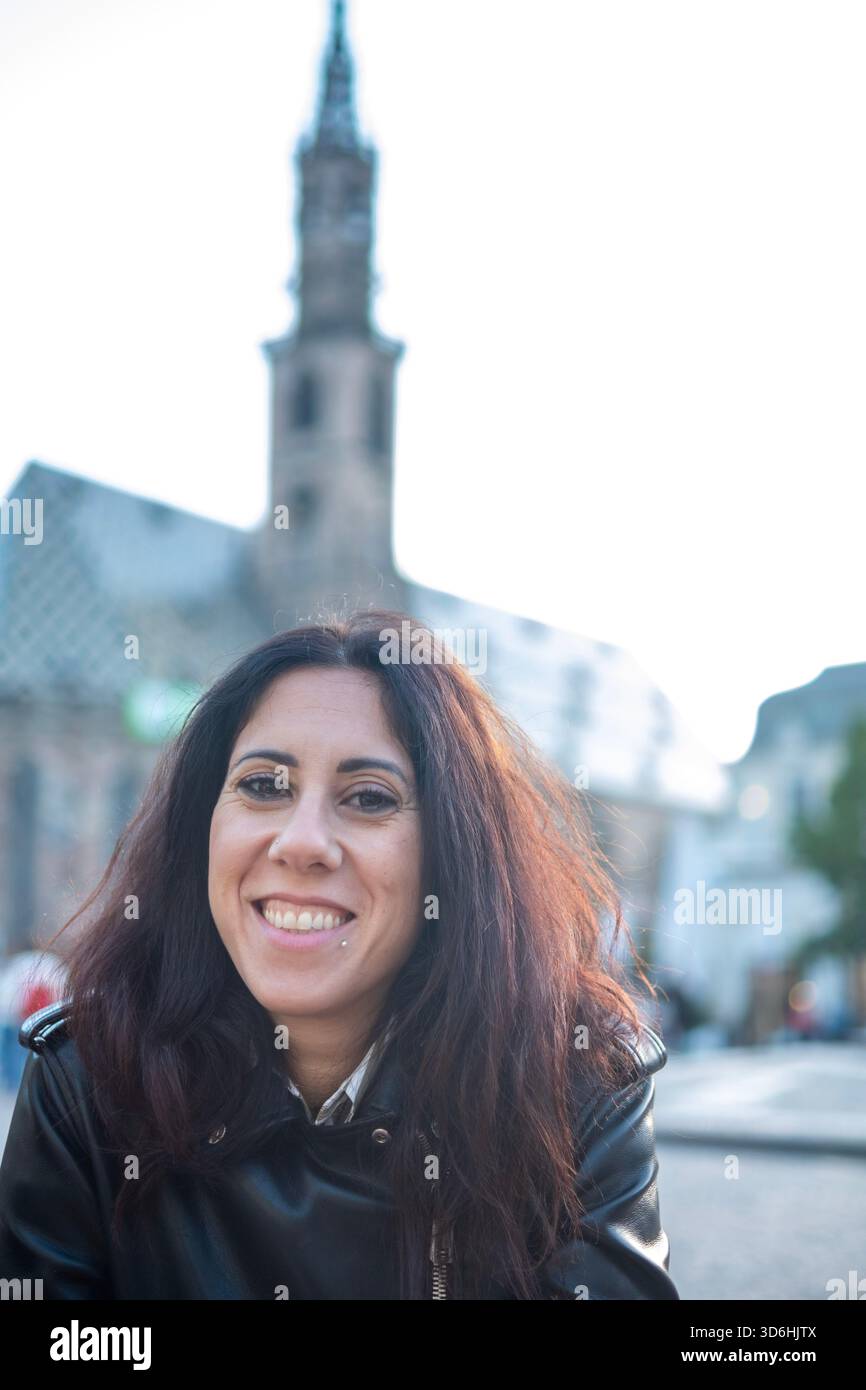 Schöne Frau mit langen Haaren schwarz dargestellt auf der Piazza Walther im historischen Zentrum von Bozen, Norditalien. Die Frau ist 39 Jahre alt Stockfoto