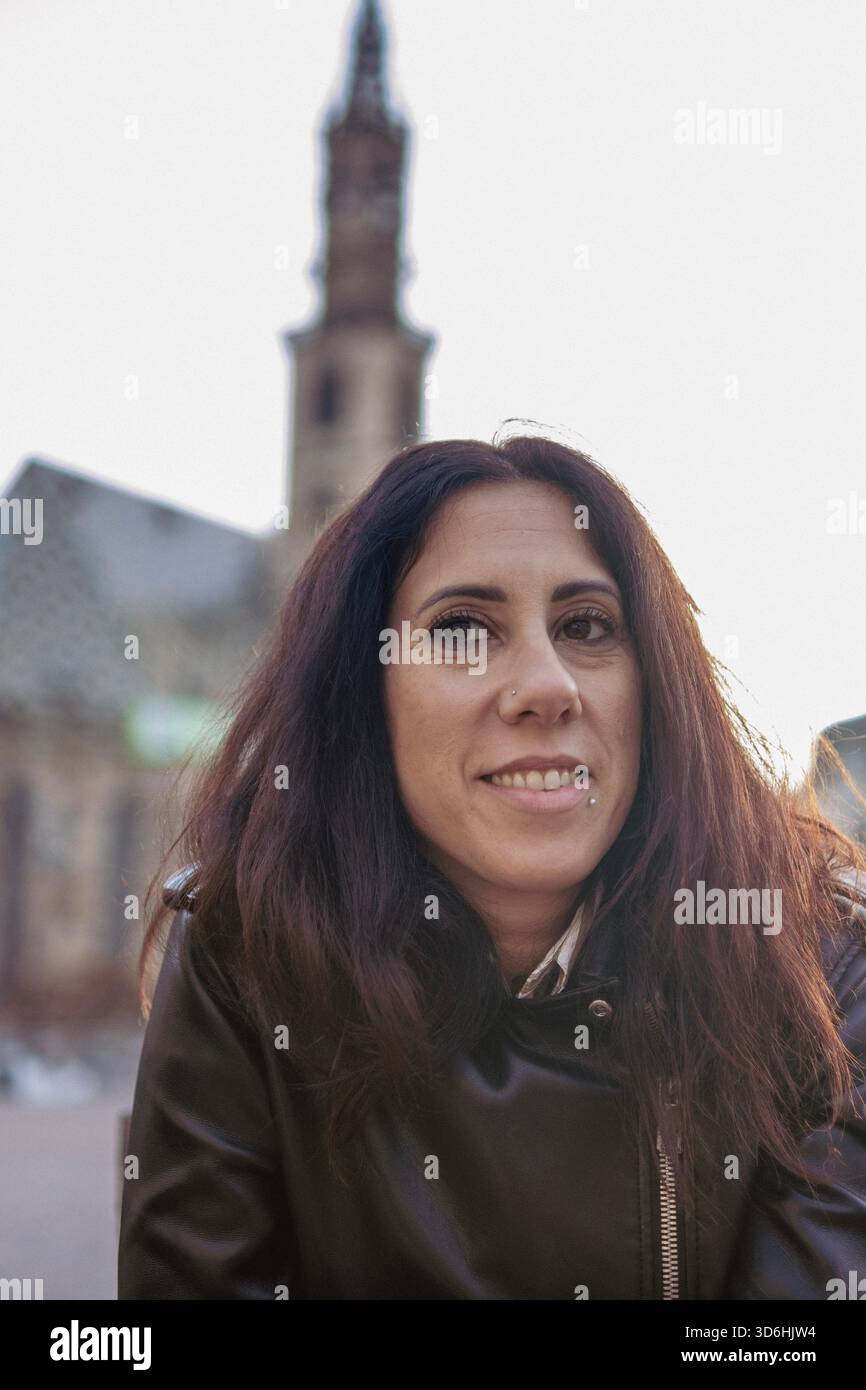 Schöne Frau mit langen Haaren schwarz dargestellt auf der Piazza Walther im historischen Zentrum von Bozen, Norditalien. Die Frau ist 39 Jahre alt Stockfoto