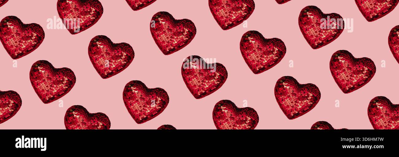 Weihnachts- oder Valentinskomposition aus glühender roter Herzdeko und Glitzer auf rosa Oberfläche. Frohe weihnachten und glückliches Neues Jahr 2021, glücklich Stockfoto
