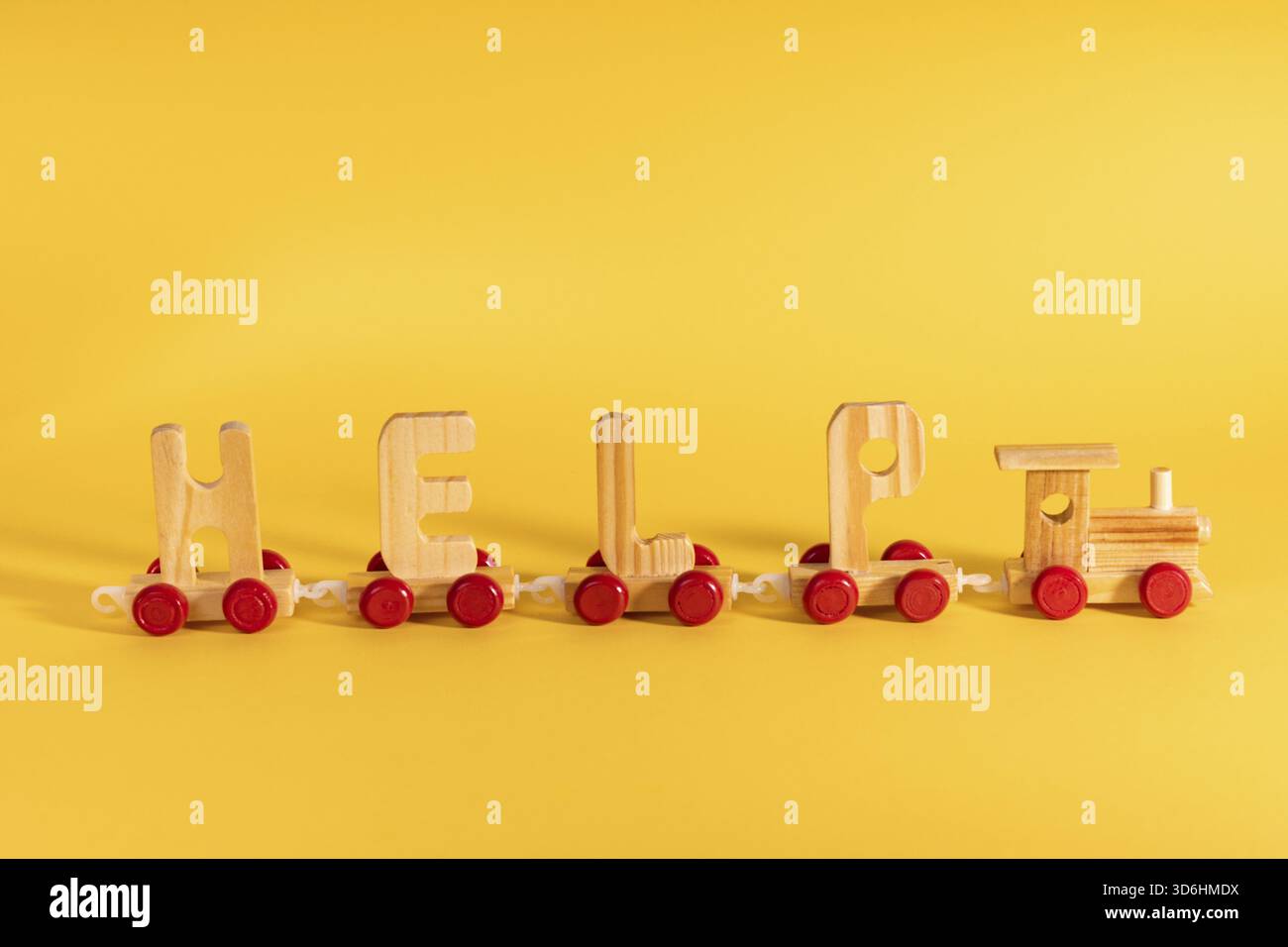 Humanitarian aid, material assistance, governmental help concept. Train with letters HELP during COVID-19, coronavirus epidemic Stockfoto