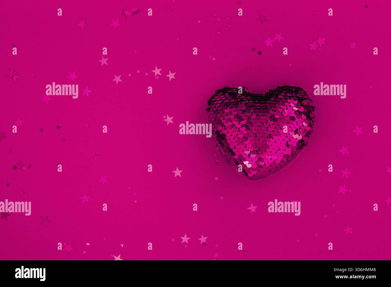 Weihnachten oder Valentinstag Komposition aus leuchtend rotem Herzdekor und Glitzer auf lila Oberfläche. Frohe weihnachten und frohes Neujahr 2021, Hap Stockfoto