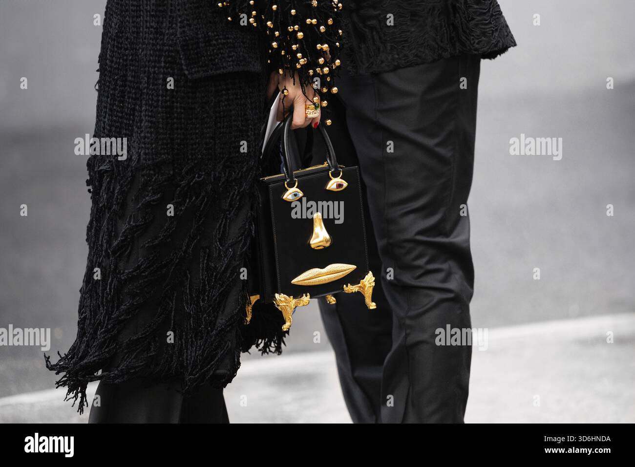 Paris, Frankreich - 22. Januar 2024: Frau trägt Anatomie Schmuck Schiaparelli Tasche, Mode Blogger Outfit Details, Street Style Stockfoto