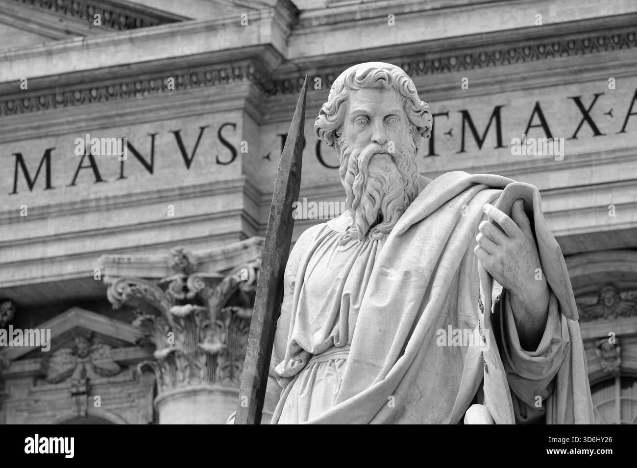 Eine Statue des Heiligen Paulus vor dem Petersdom im Vatikan. Stockfoto